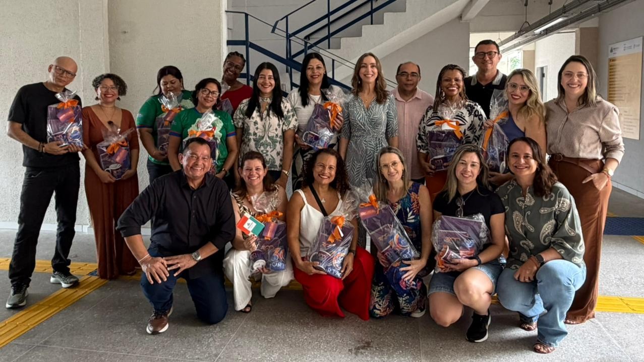 grupo de pessoas posa para a foto